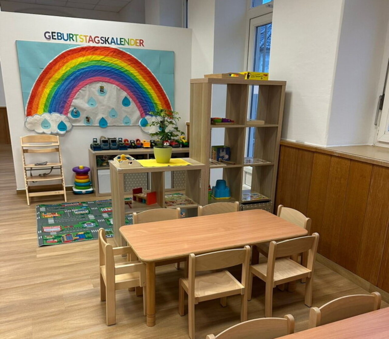 Tische, Stühle, Regal, Wandbild